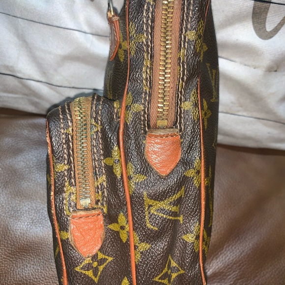 Louis Vuitton Amazon Crossbody - Picture 7 of 17